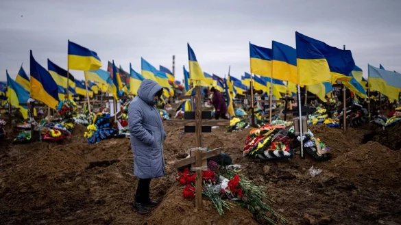 Das Sterben nimmt kein Ende: Auch an Weihnachten l&auml;sst der Kreml Raketen auf das Nachbarland Ukraine abfeuern. (Symbolbild) - &copy; Evgeniy Maloletka/AP/dpa