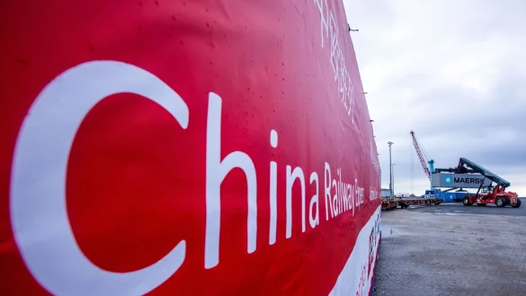 Ein Transparent mit der Aufschrift &bdquo;China Railway Express&ldquo; h&auml;ngt an einer Lokomotive, die Waggons mit den ersten Containern einer neuen &bdquo;Seidenstra&szlig;en&ldquo;-Verbindung zwischen China und Deutschland durch den Seehafen von Mukran zieht. - &copy; Jens B&uuml;ttner/dpa-Zentralbild/dpa