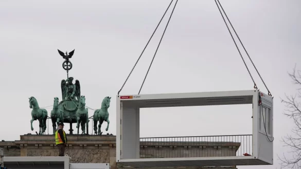 Vorbereitungen zur Silvesterparty am Brandenburger Tor. - &copy; Paul Zinken/dpa