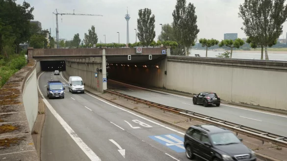 Autos fahren durch den Rheinalleetunnel in Düsseldorf. - © David Young/dpa/Archivbild