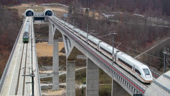Ein ICE-Zug (r) und ein Regionalzug (l) auf der Bahn-Neubaustrecke zwischen Wendlingen und Ulm. - &copy; Christoph Schmidt/dpa