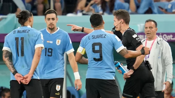 Uruguays Spieler sind mit einer Entscheidung von Schiedsrichter Daniel Siebert (r) nicht einverstanden. - &copy; Ashley Landis/AP/dpa
