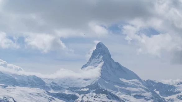 So sieht es derzeit nicht auf dem Matterhorn aus. Um die Piste für das Alpin-Rennen fertigstellen zu können braucht es noch ein paar kalte Nächte. - © Xu Jinquan/XinHua/dpa