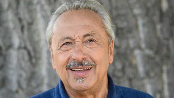 Schauspieler Wolfgang Stumph steht am letzten Drehtag f&uuml;r den vierten MDR Dokumentarfilm &laquo;HeimatLiebe &ndash; warum ich blieb&raquo; am Elbufer. - &copy; Robert Michael/dpa-Zentralbild/dpa