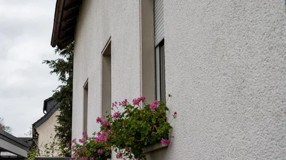 Blick auf das Haus im sauerländischen Attendorn, in dem ein achtjähriges Mädchen fast sein gesamtes Leben lang festgehalten worden sein soll. - © Markus Klümper/dpa