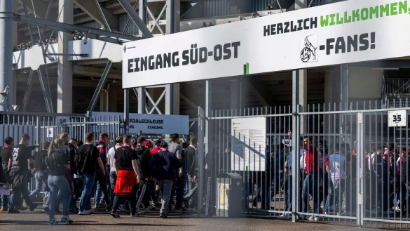Die Kölner Fans betreten das Stadion. - © David Inderlied/dpa/Archivbild