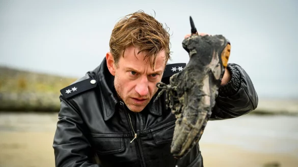 Wird dieser am Strand gefundene Schuh Henk Cassens (Maxim Mehmet) bei den Mordermittlungen weiterhelfen? - &copy; Willi Weber/ZDF/dpa