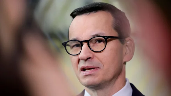 Der polnische Ministerpr&auml;sident Mateusz Morawiecki spricht mit Journalisten, als er zu einem EU-Gipfel in Br&uuml;ssel eintrifft. - &copy; Olivier Matthys/AP/dpa
