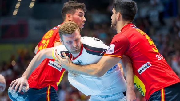 Deutschlands Philipp Weber (SC Magdeburg, M) im Zweikampf mit den Spaniern Ruben Marchan (r) und Alex Dujshebaev (l). - © Sascha Klahn/dpa