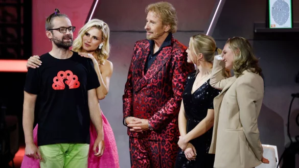 Marten Rei&szlig; (l) wurde bei der ZDF-Show &laquo;Wetten, dass..?&raquo; mit Thomas Gottschalk und Michelle Hunziker Wettk&ouml;nig. - &copy; Philipp von Ditfurth/dpa