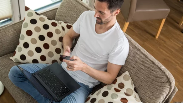 Ein Rechner, die Anleitung, ein Kabel und etwas Geduld: Mehr braucht es oft nicht, um ein &auml;lteres Smartphone mit einem alternativen Betriebssystem zu neuem Leben zu erwecken. - &copy; Christin Klose/dpa-tmn