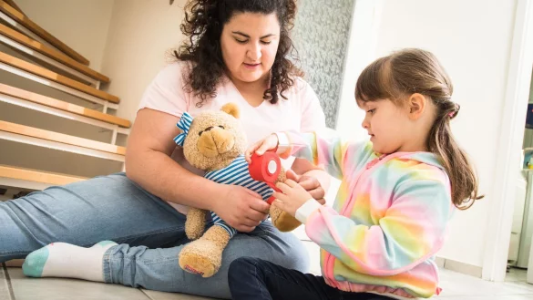 Wie man eine Wunde verbindet, l&auml;sst sich gut an einem Teddy &uuml;ben. - &copy; Christin Klose/dpa-tmn