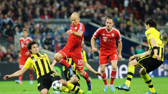 2013: Arjen Robben (M) von Bayern München am Ball gegen Borussia Dortmund Verteidiger Mats Hummels (l.). - © Gerry Penny/EPA/dpa