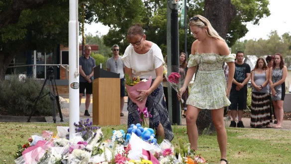 Menschen legen Blumen in Wieambilla nieder. - © Jason O\\\'brien/AAP/dpa