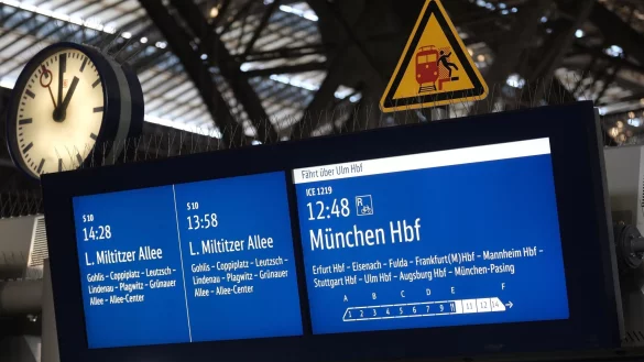 Eine Anzeigetafel am Bahnsteig auf dem Hauptbahnhof in Leipzig. - &copy; Sebastian Willnow/dpa