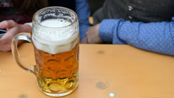 Eine Ma&szlig; Bier steht im Hofbr&auml;uzelt auf einem Tisch. - &copy; Felix H&ouml;rhager/dpa