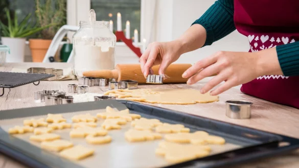 Gemahlene Nüsse und weniger Zucker: Bei selbst gebackenen Plätzchen kann man bestimmen, was genau drinsteckt - ein Vorteil für Menschen mit Diabetes. - © Christin Klose/dpa Themendienst/dpa-tmn