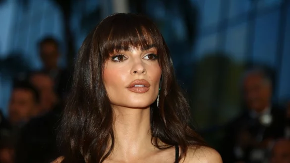 US-Model und -Schauspielerin Emily Ratajkowski zeigt sich trotz laufender Scheidung von Filmproduzent Sebastian Bear-McClard gl&uuml;cklich. Nachdem sie ihr Gl&uuml;ck lange in Beziehungen gesucht hat, will sie sich aktuell nur auf sich selbst konzentrieren. - &copy; Joel C Ryan/Invision/dpa