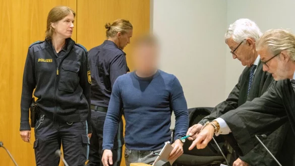 Der Angeklagte kommt in den Gerichtssaal. - © Stefan Puchner/dpa