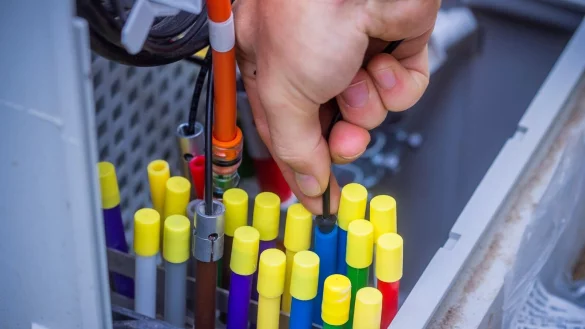 Durch unterschiedlich farbige Leerrohre werden bei Arbeiten im Landkreis Nordwestmecklenburg Glasfaserkabel zu Hausanschl&uuml;ssen eingeblasen. (Archivbild) - &copy; Jens B&uuml;ttner/dpa-Zentralbild/dpa