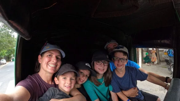 Edith Lemay mit ihrem Mann Sebastien Pelletier und den Kindern Mia (11), Colin (7) , Laurent (5), und Leo (9). - &copy; Edith Lemay/privat/dpa