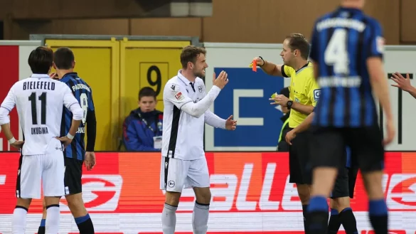 Schiedsrichter Martin Thomsen (r) zeigt Bielefelds Lukas Kl&uuml;nter (M) die Gelb-Rote Karte. - &copy; Friso Gentsch/dpa