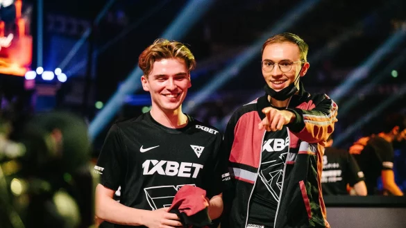 Leon «Nine» Kirilin (r) und Oliver «Skiter» Lepko sind mit Tundra Esports die neuen Dota- Weltmeister. - © Valve/dpa