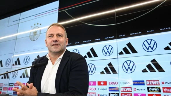 Hat das Geheimnis über seinen WM-Kader gelüftet: Bundestrainer Hansi Flick. - © Arne Dedert/dpa