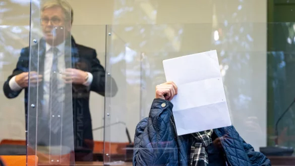 Der Angeklagte neben seinem Rechtsanwalt Michael Adams. - © Lennart Preiss/dpa