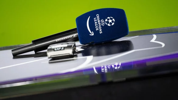 Ein Mikrofon von Amazon Prime liegt vor einem Spiel auf einem Tisch. - &copy; Sven Hoppe/dpa