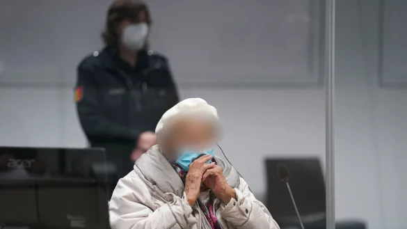 Die Angeklagte zu Beginn des Prozesstages Anfang Dezember im Sitzungssaal des Landgerichts Itzehoe. - &copy; Marcus Brandt/dpa