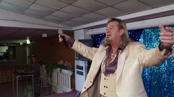 Michael Thomas als Richie Bravo l&auml;sst sich in &laquo;Rimini&raquo; feiern. - &copy; --/Neue Visionen Filmverleih/dpa