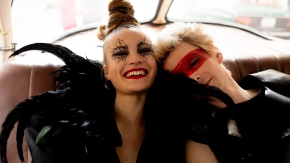 Marlene Burow (l) als Suzie und Sabin Tambrea als Rudi in einer Szene des Films &laquo;In einem Land, das es nicht mehr gibt&raquo;. - &copy; Peter Hartwig/Ziegler Film/TOBIS/dpa