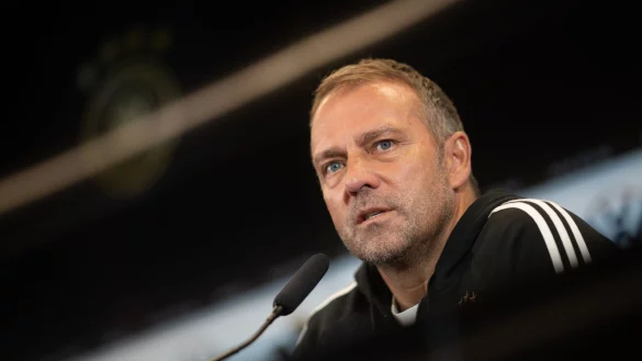 Bundestrainer Hansi Flick spricht w&auml;hrend einer Pressekonferenz. - &copy; Sebastian Gollnow/Deutsche Presse-Agentur GmbH/dpa