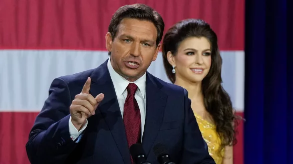 Der amtierende republikanische Gouverneur von Florida, Ron DeSantis, spricht auf einer Wahlparty in Tampa. Hinter ihm: Seine Frau Casey. - &copy; Rebecca Blackwell/AP/dpa
