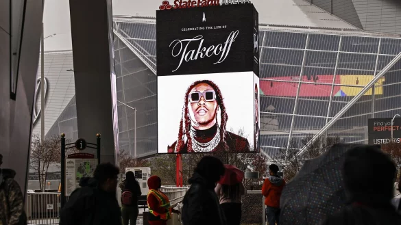 Fans warten am 11.11.2022 vor einer Arena in Atlanta, um an der Gedenkfeier f&uuml;r den get&ouml;teten Migos-Rapper Takeoff teilzunehmen. - &copy; Natrice Miller/The Atlanta Journal-Constitution/ZUMA Press Wire/dpa