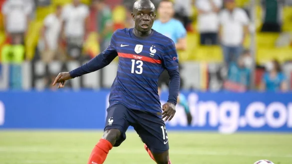 Frankreichs N\\\'Golo Kante muss sich aufgrund einer Oberschenkelverletzung einer Operation unterziehen. - © Franck Fife/AFP Pool/AP/dpa