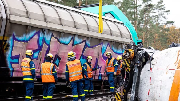 Ehrenamtliche Mitarbeiter vom Technischen Hilfswerk (THW) arbeiten an der Einsatzstelle bei Leiferde. - &copy; Moritz Frankenberg/dpa