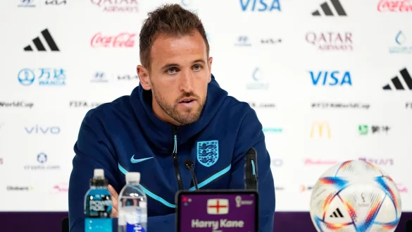 Englands Stürmerstar Harry Kane spricht auf einer Pressekonferenz. - © Abbie Parr/AP/dpa