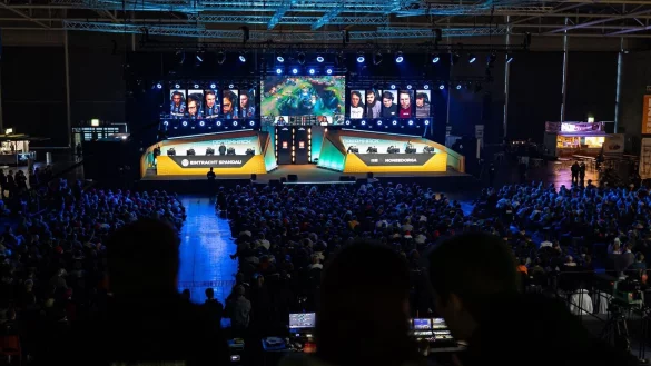 Zum Showmatch von Eintracht Spandau und NNO holten sich die Menschen im Publikum zus&auml;tzliche St&uuml;hle. - &copy; Michael Matthey/dpa