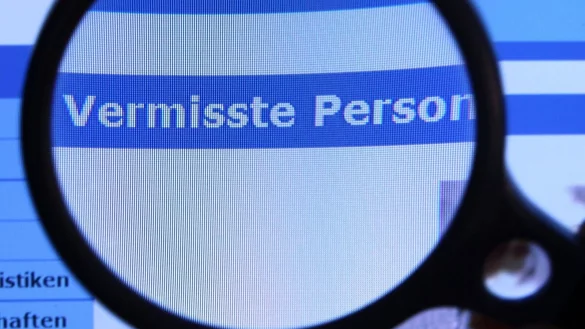 Hinter einer Lupe ist der Schriftzug &laquo;Vermisste Person&raquo; auf einem Fahndungsaufruf auf der Internetseite des Bundeskriminalamtes (BKA) zu sehen. - &copy; Jens B&uuml;ttner/dpa-Zentralbild/dpa/Symbolbild