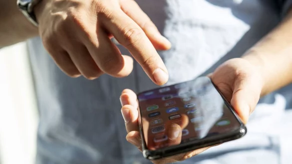 L&ouml;sch mich! Vor der Weitergabe oder Entsorgung des Handys entfernt man vorher besser wichtige Daten gr&uuml;ndlich. - &copy; Robert G&uuml;nther/dpa-tmn