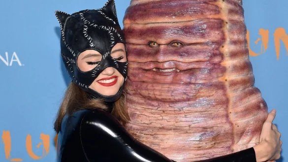 Catwoman und der Wurm: Heidi Klum wird von ihrer Tochter Leni umarmt. - &copy; Evan Agostini/Invision via AP/dpa