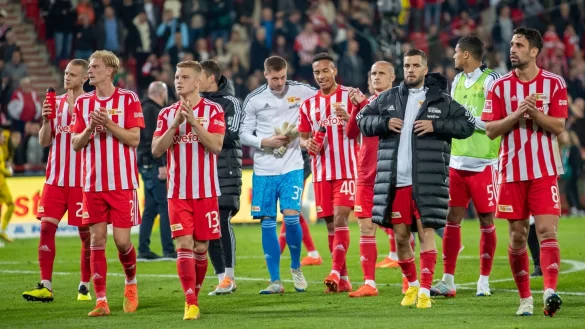 Die Spieler von Union bedanken sich nach dem Heimsieg gegen Borussia Dortmund bei den Fans f&uuml;r die Unterst&uuml;tzung. - &copy; Andreas Gora/dpa