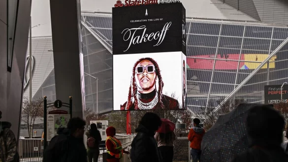 Fans warten vor der State Farm Arena, um an der Gedenkfeier f&uuml;r den get&ouml;teten Migos-Rapper Takeoff teilzunehmen. - &copy; Natrice Miller/The Atlanta Journal-Constitution/ZUMA Press Wire/dpa