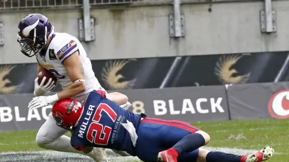 Wiens Felix Reisacher (l) in Aktion gegen Hamburgs Louis Müller. - © Gert Eggenberger/APA/dpa/Archivbild