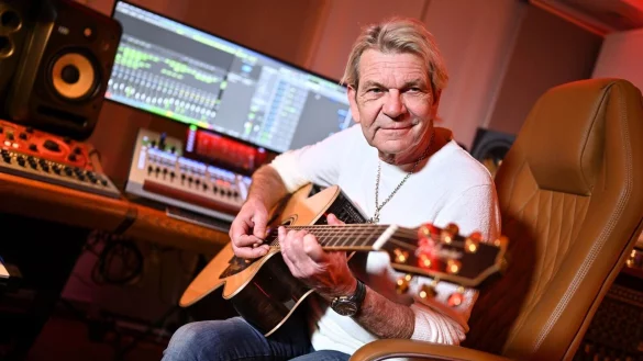 Matthias Reim in seinem Musikstudio. Jetzt wird er 65. - &copy; Felix K&auml;stle/dpa