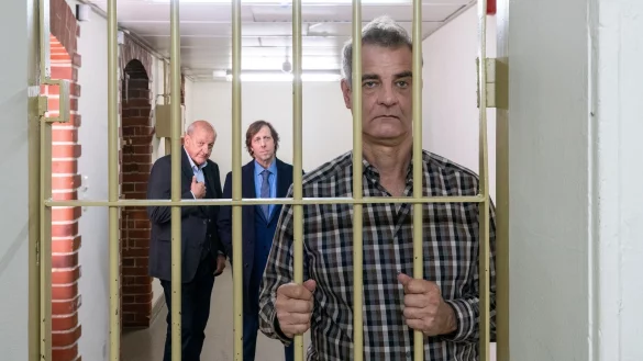 Manni H&ouml;ch (Heinrich Schafmeister, r) sitzt hinter Gittern. Gut, dass er Georg Wilsberg (Leonard Lansink, l) und Ekki Talk&ouml;tter (Oliver Korittke) seine Freunde nennen kann. Die beiden haben soeben eine Kaution f&uuml;r ihn gestellt. - &copy; Thomas Kost/ZDF/dpa