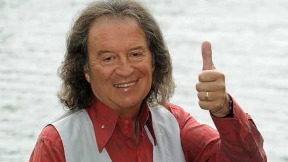 Der britische Pop- und Schlagers&auml;nger Chris Andrews wird 80. - &copy; Horst Ossinger/dpa