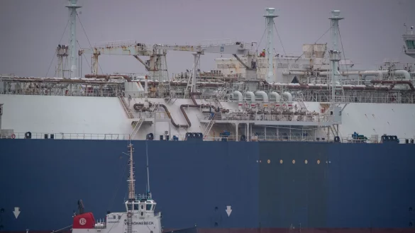 Die &laquo;Neptune&raquo; f&auml;hrt in Hafen von Mukran vor der K&uuml;ste der Ostseeinsel R&uuml;gen. - &copy; Stefan Sauer/dpa